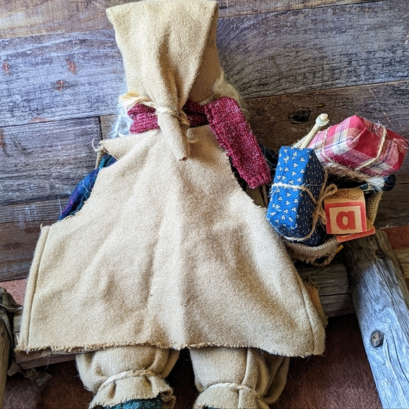 Vintage Collectible Santa With Bag of Goods & Lots of Detail - Picture 13 of 14